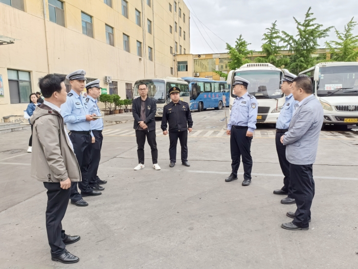 韓城公安交警深入轄區(qū)客運(yùn)企業(yè)開展節(jié)前安全大檢查、大宣傳活動(dòng)。