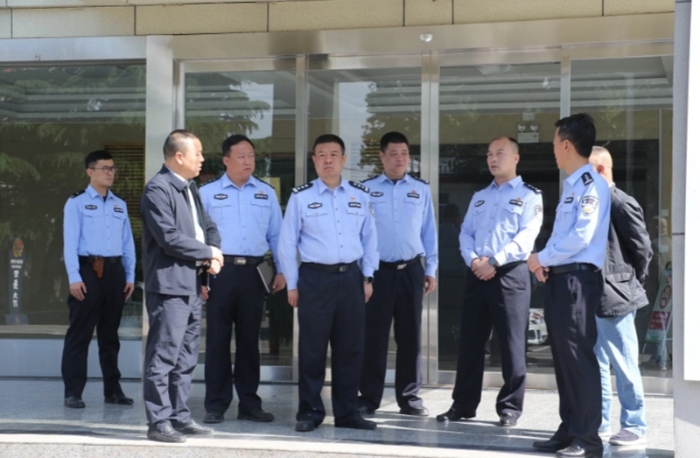 澄城縣政府副縣長、公安局黨委書記、局長雷江濤先后深入全局11個派出所，調研指導派出所標準化建設工作。