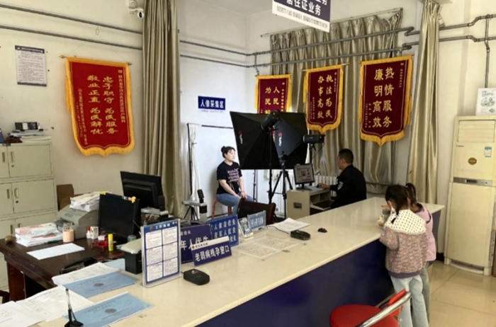華陰公安西岳派出所戶籍窗口為民服務“不打烊”獲好評。