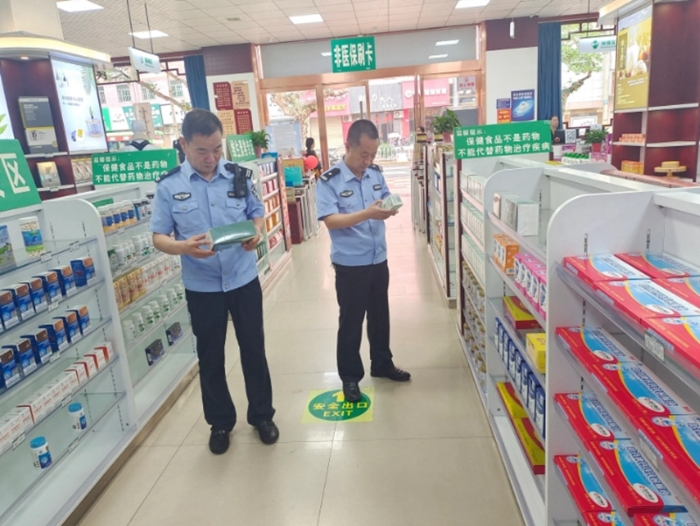 ，澄城縣公安局環食藥偵大隊民輔警深入我縣藥店開展藥品安全專項檢查。