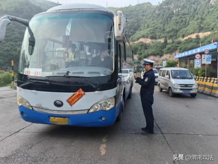 韓城公安交警嚴查各類交通違法行為。