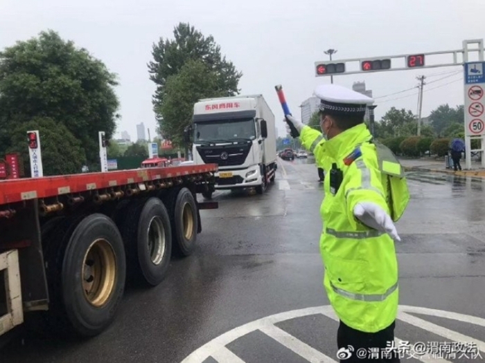 臨渭交警雨天巡邏，為假期保駕護航。
