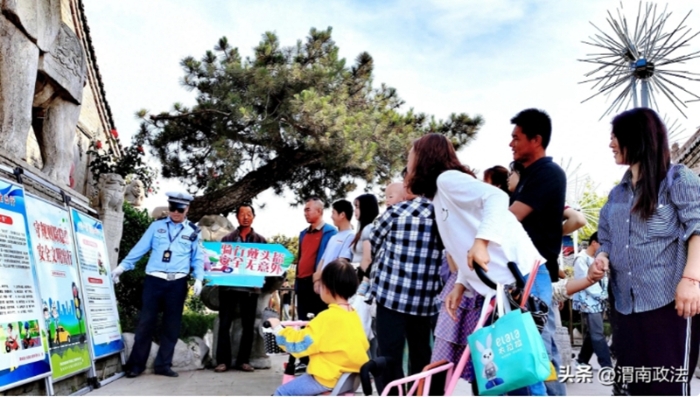 蒲城縣公安局交通管理大隊民警在轄區重泉古城景區針對人流量大、自駕游人多的特點開展交通安全宣傳活動。