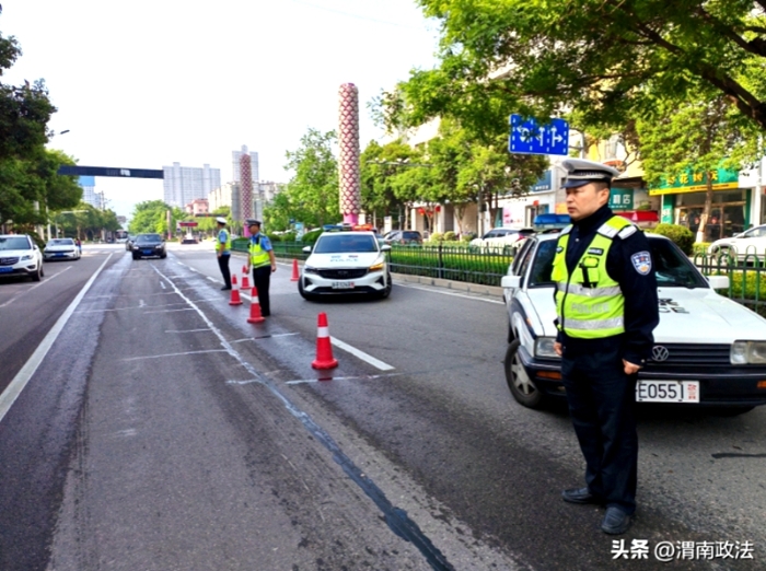 高新交警大隊在轄區開展“一盔一帶”整治行動。