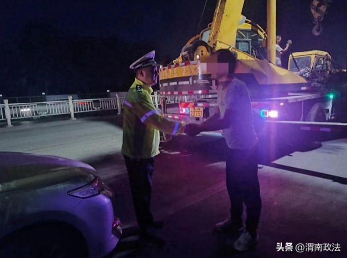 車輛側翻群眾被困，韓城公安交警暖心救助。