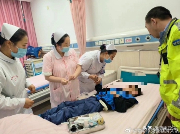 臨渭交警爭分奪秒救助孩童。
