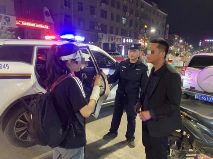 華陰公安為游客找回遺失財物。