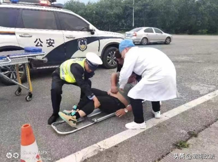 司機行駛途中突發腦梗，高速交警緊急救援。