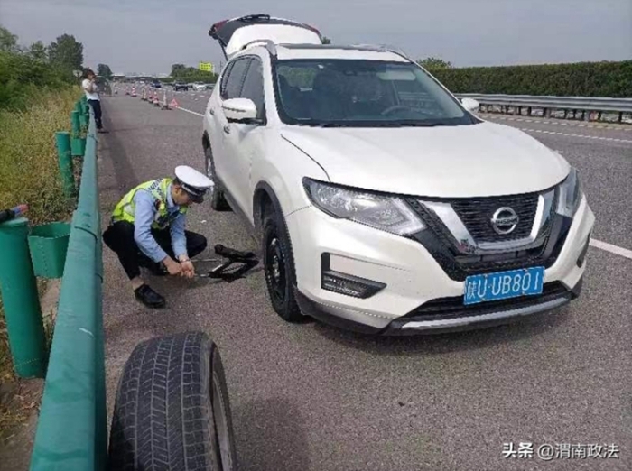 女子高速路爆胎，交警幫忙更換。