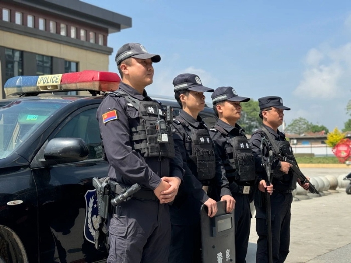8 潼關巡特警護航五一假期，守護“煙火氣”。