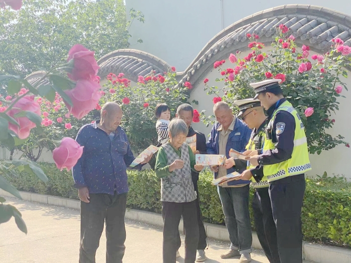 大荔公安交警走進“關中月季第一村”宣傳交通安全。