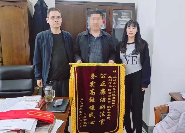 韓城法院桑樹坪法庭耐心調解借款糾紛獲贈錦旗。