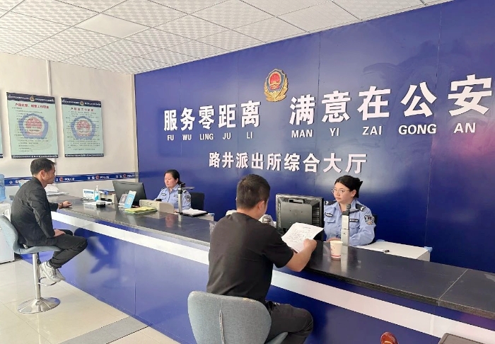合陽公安推進戶政、交管業務“一窗通辦”新模式后成功辦理首例車駕管業務。