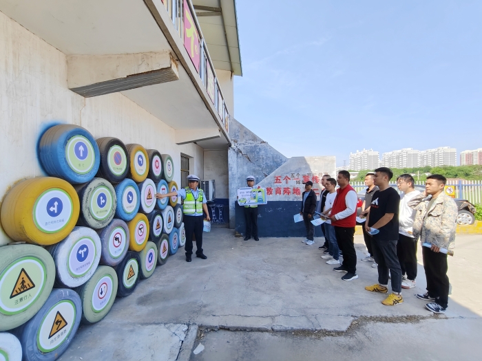白水縣公安局交通管理大隊走進轄區紅旗駕校開展交通安全宣傳教育活動。
