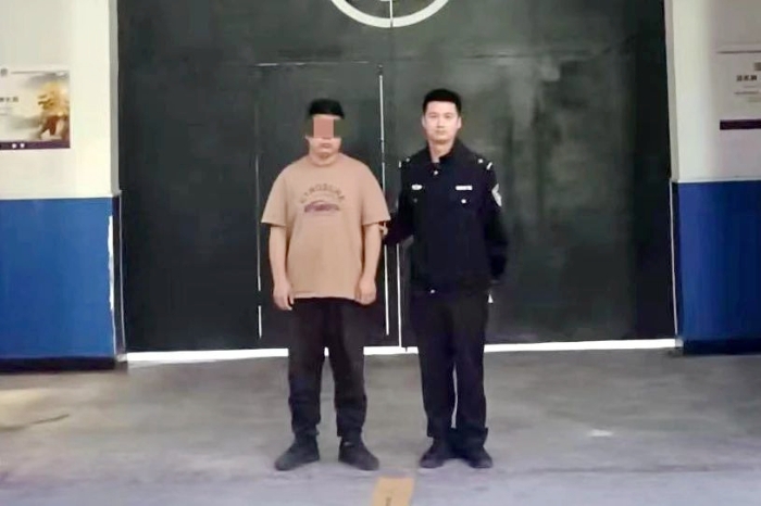 大荔公安羌白派出所抓獲兩名網上逃犯。