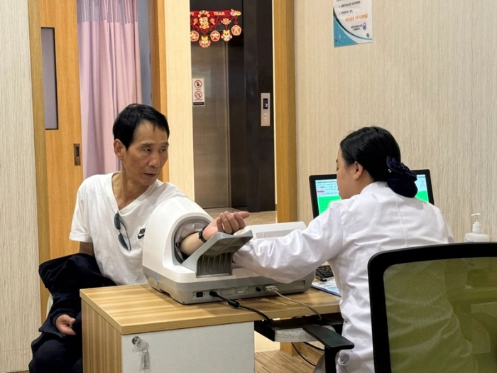潼關公安組織退休民警開展健康體檢。
