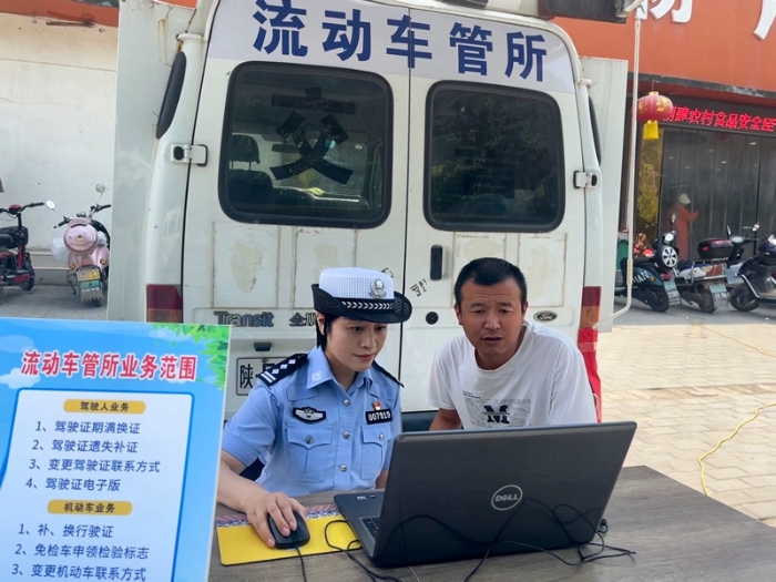 華州公安交警開展“流動車管所”下鄉便民服務。