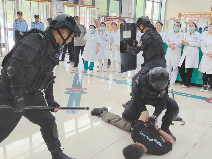 澄城公安巡特警前往醫院針對醫院安保和醫護人員自我防護的薄弱環節送教.