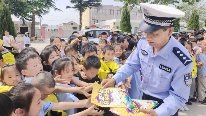大荔公安交警開展“一老一小”道路交通安全宣傳。