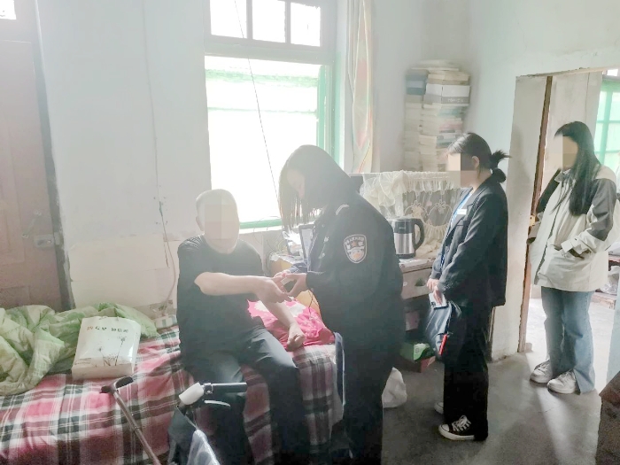 潼關公安民警上門為群眾辦理身份證。