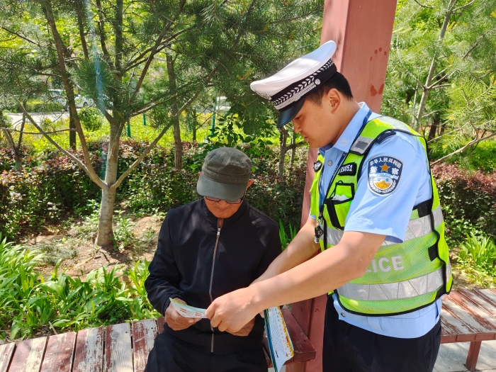 白水公安交警走進社區開展交通安全宣傳活動。