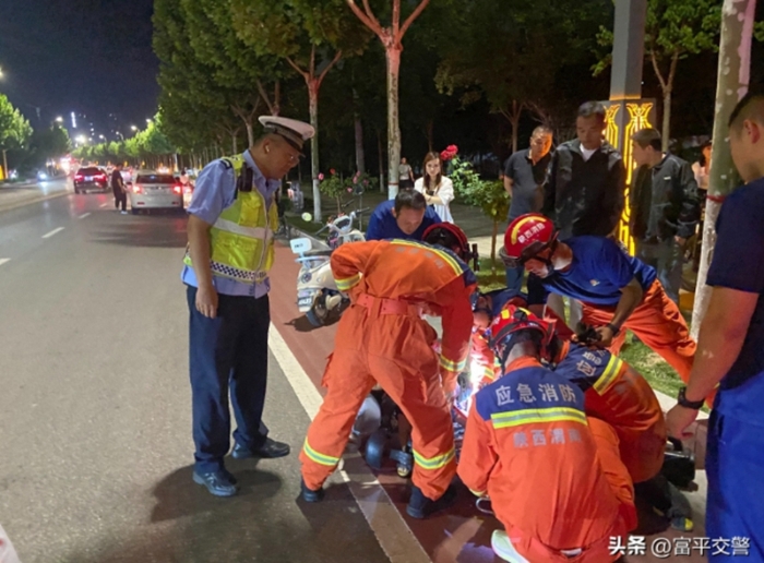 小孩腿部夾進電動車情況危急，富平民警全程守護化險情。