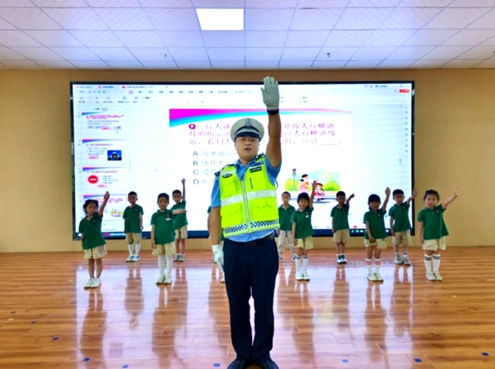 大荔公安交警走進洛濱幼兒園開展“知危險、會避險”交通安全體驗課宣傳活動。