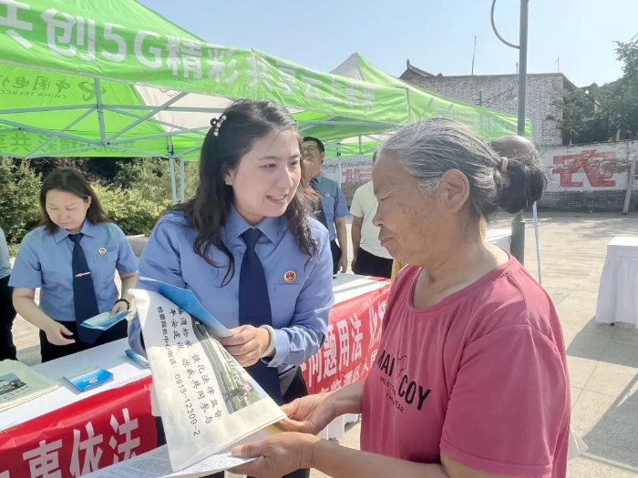 臨渭區檢察院組織干警參加臨渭區文化科技衛生“三下鄉”集中示范服務暨“民法典宣傳月”活動。