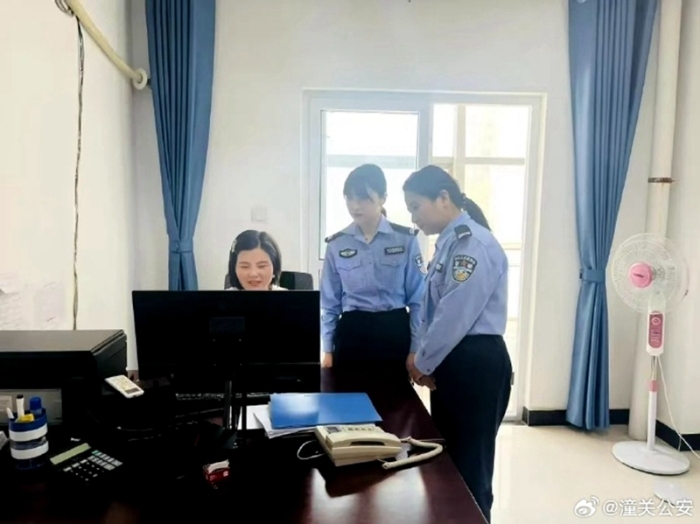 潼關(guān)縣公安局交通大隊車管所民警深入轄區(qū)重點客運企業(yè)開展交通安全大檢查。