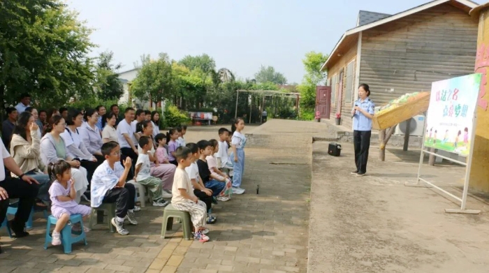 大荔縣司法局開展“大手牽小手 法治研學(xué)游”家庭學(xué)法親子活動(dòng)。