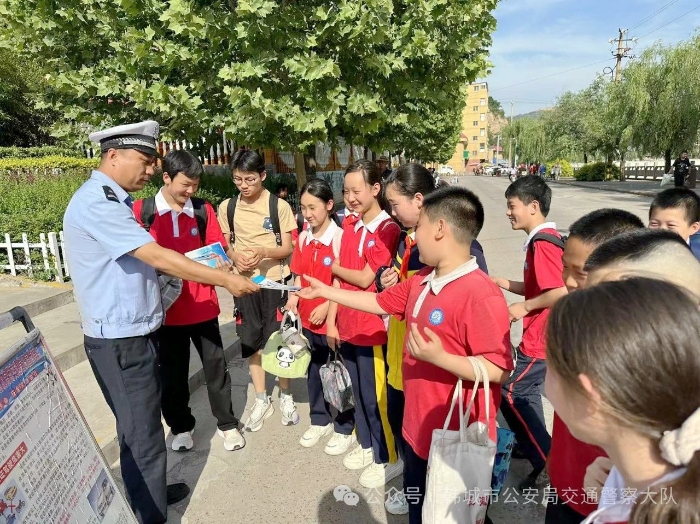 韓城交警走進(jìn)學(xué)校開展“迎六一”交通安全宣傳活動(dòng)。