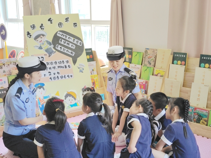 大荔公安交警走進(jìn)?蓓蕾北城幼兒園開展“守交規(guī) 平安行”交通安全主題宣傳活動(dòng)。