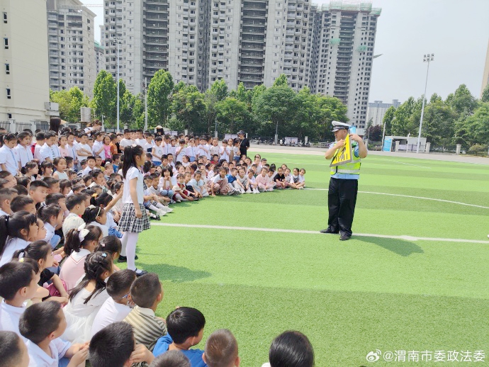 渭南高新交警大隊(duì)走進(jìn)高新區(qū)第五小學(xué)開展交通安全宣傳活動(dòng)。