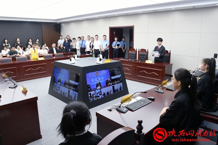 人和小學(xué)同學(xué)們模擬法庭表演。記者 郝豆 攝