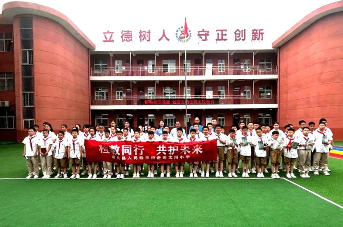 潼關縣檢察院干警進校園講授法治課。