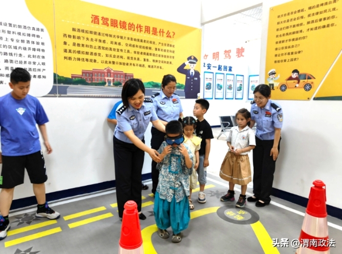 大荔公安交警組織“警寶進警營、歡樂慶六一”活動。