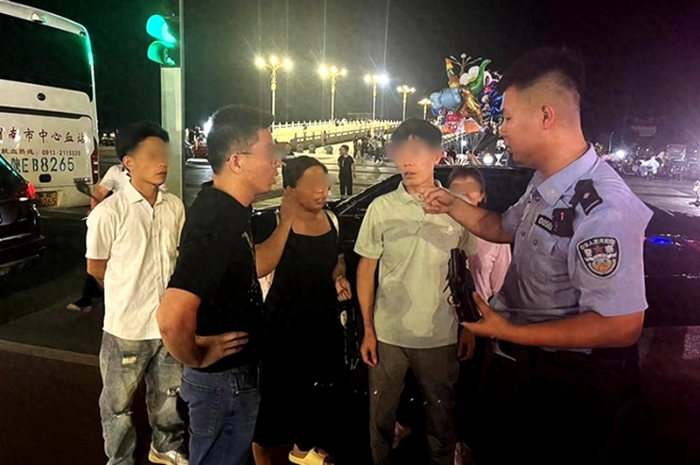 游客遺失錢包，學生拾金不昧，華陰民警助力歸還。