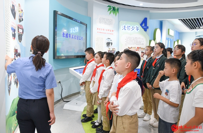 5月30日，渭南市人民檢察院舉辦“檢教同行，共護成長”檢察開放日活動。圖為檢察干警帶領受邀代表及師生走進富平縣青少年法治教育基地。記者 羅娜 攝