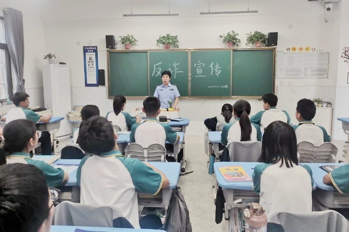 華州公安走進轄區校園開展反詐騙宣傳活動。