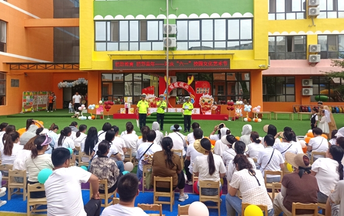 潼關交警走進幼兒園宣傳交通安全知識。