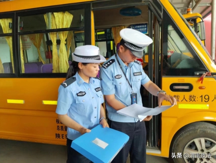 白水交警深入學校開展校車安全檢查工作。