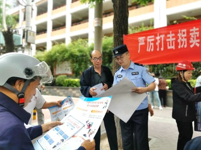澄城公安開展“關愛兒童、反對拐賣”六一集中宣傳活動。