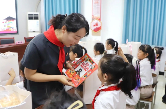 潼關法院走進校園慰問留守兒童.