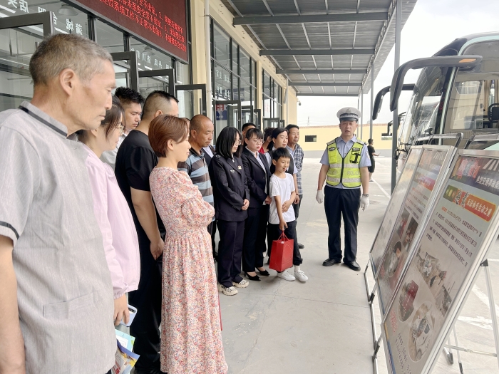 白水交警走進客運汽車站開展交通安全宣傳活動。
