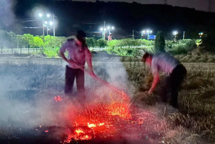 韓城市公安局芝陽派出所民輔警巡邏途中遇火情，緊急滅火護平安。