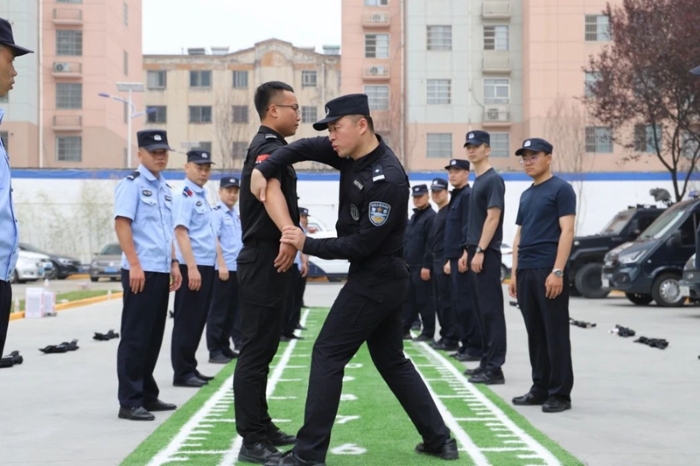 華州公安開展警務實戰技能小教官培訓。