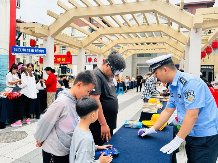 韓城公安交警借力“文化和自然遺產節”開展交通安全宣傳活動。