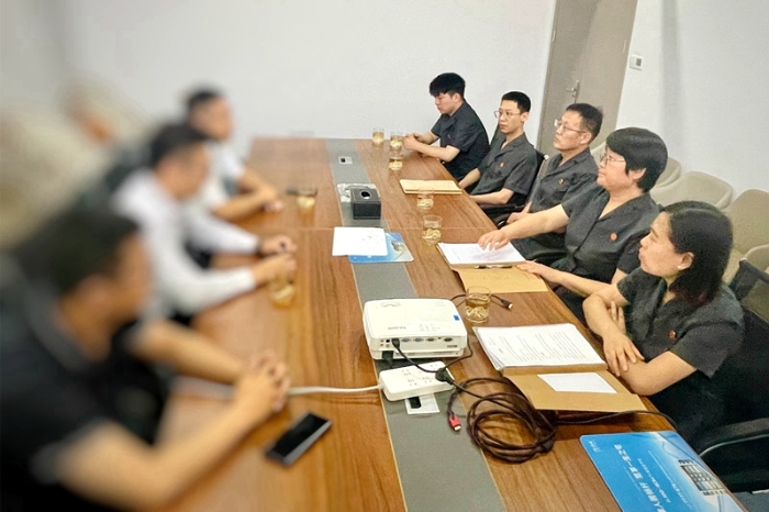 蒲城法院民二庭法官干警帶著重點項目涉訴案件走進轄區內一家民營小微企業，進行調研走訪。