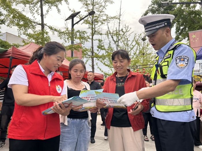 白水公安交警攜手志愿者開展文明交通勸導活動。