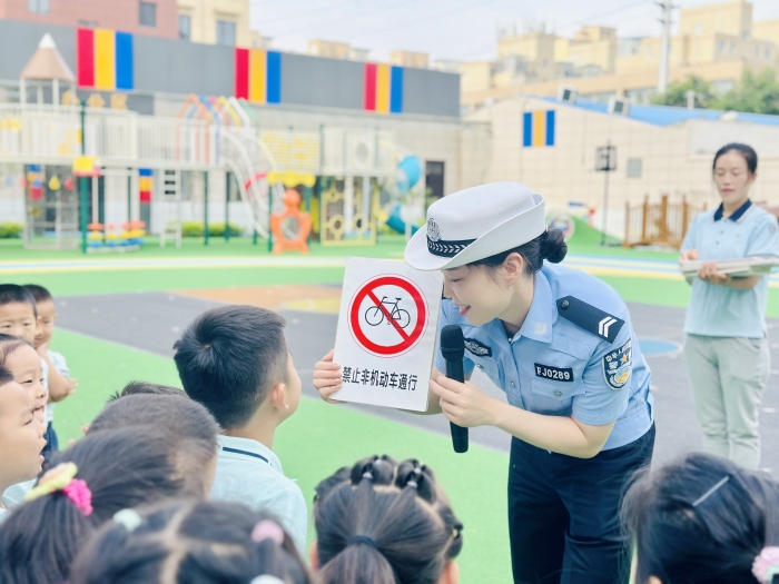 大荔公安交警車管所民警走進紅黃藍幼兒園開展宣傳活動。